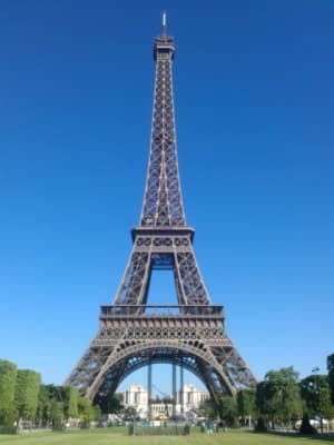 Soleil radieux sur la Tour Eiffel