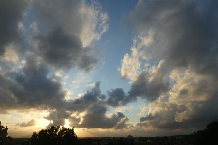 les nuages se déchirent