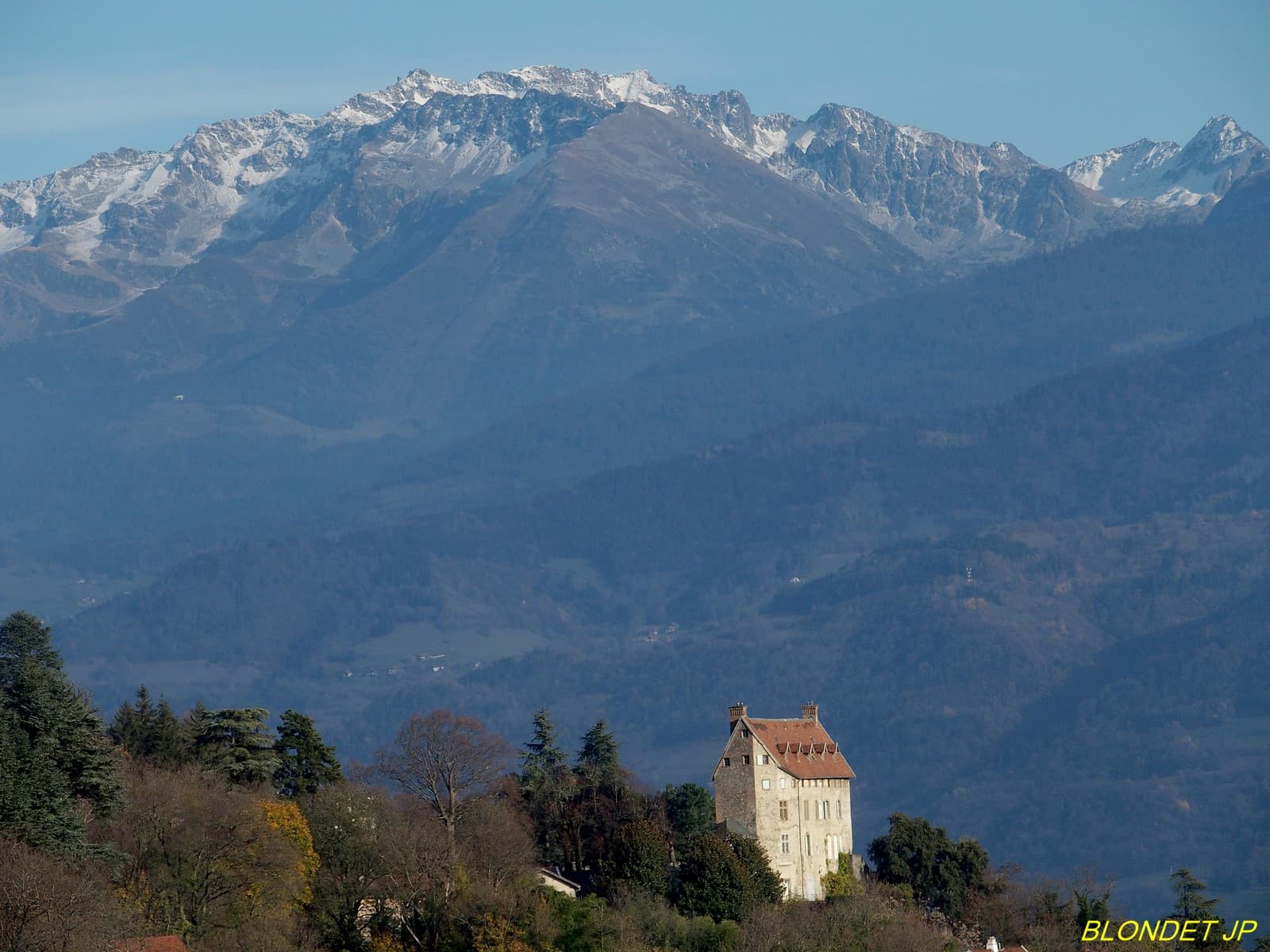 Château de Bouquéron vu de la Vierge Noire