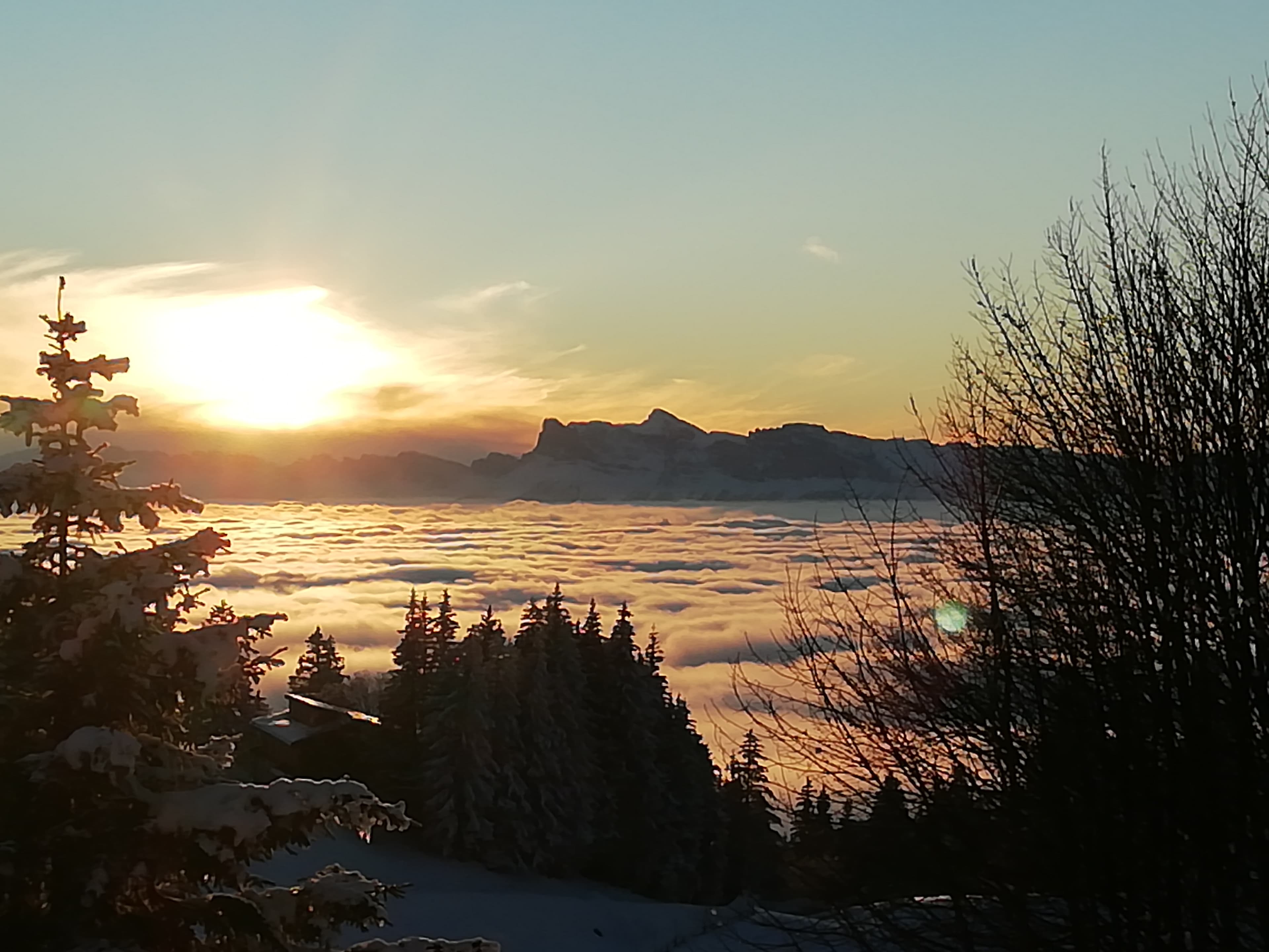 Coucher de soleil sur la mer de nuages