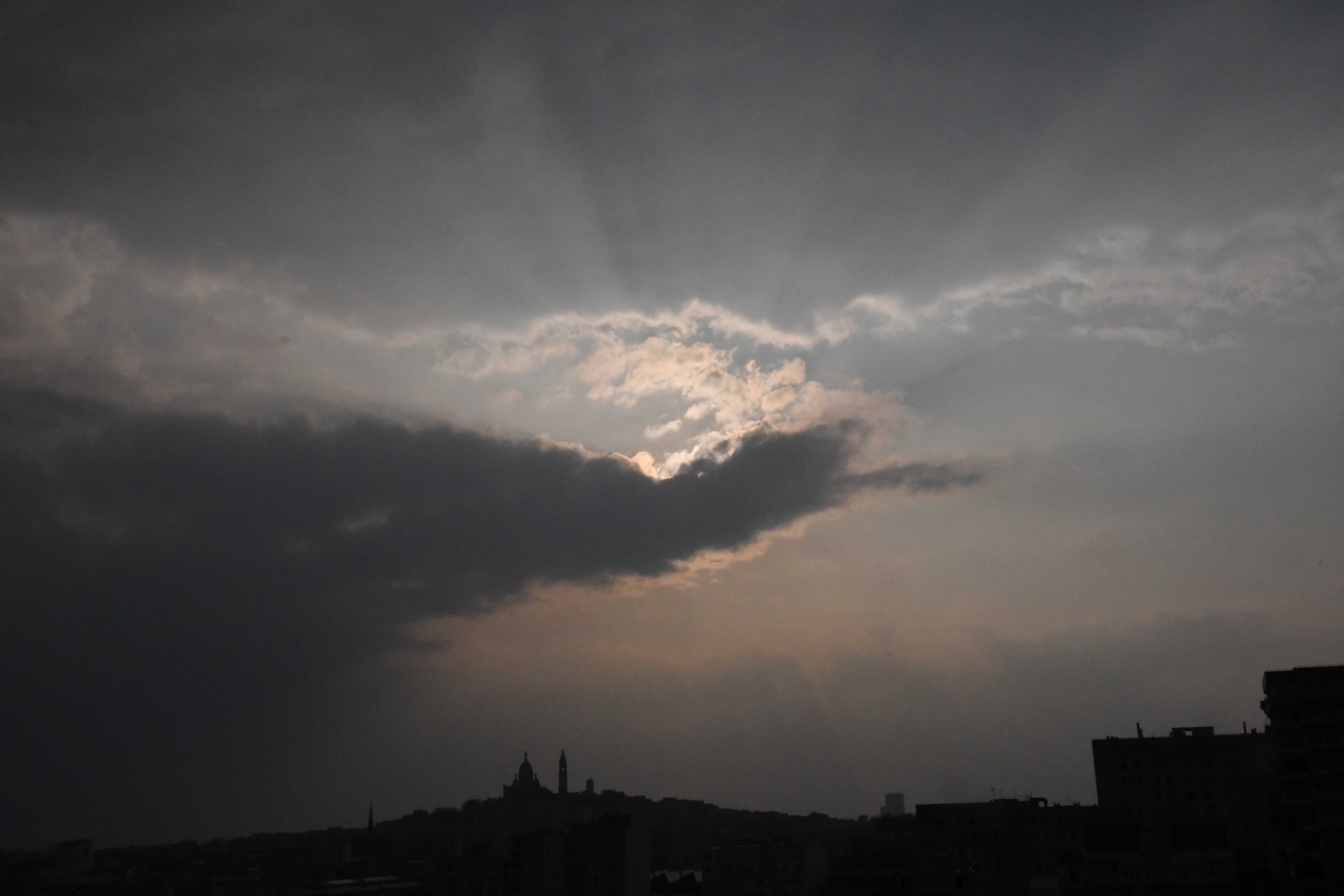 Soleil voilà au-delà de Montmartre