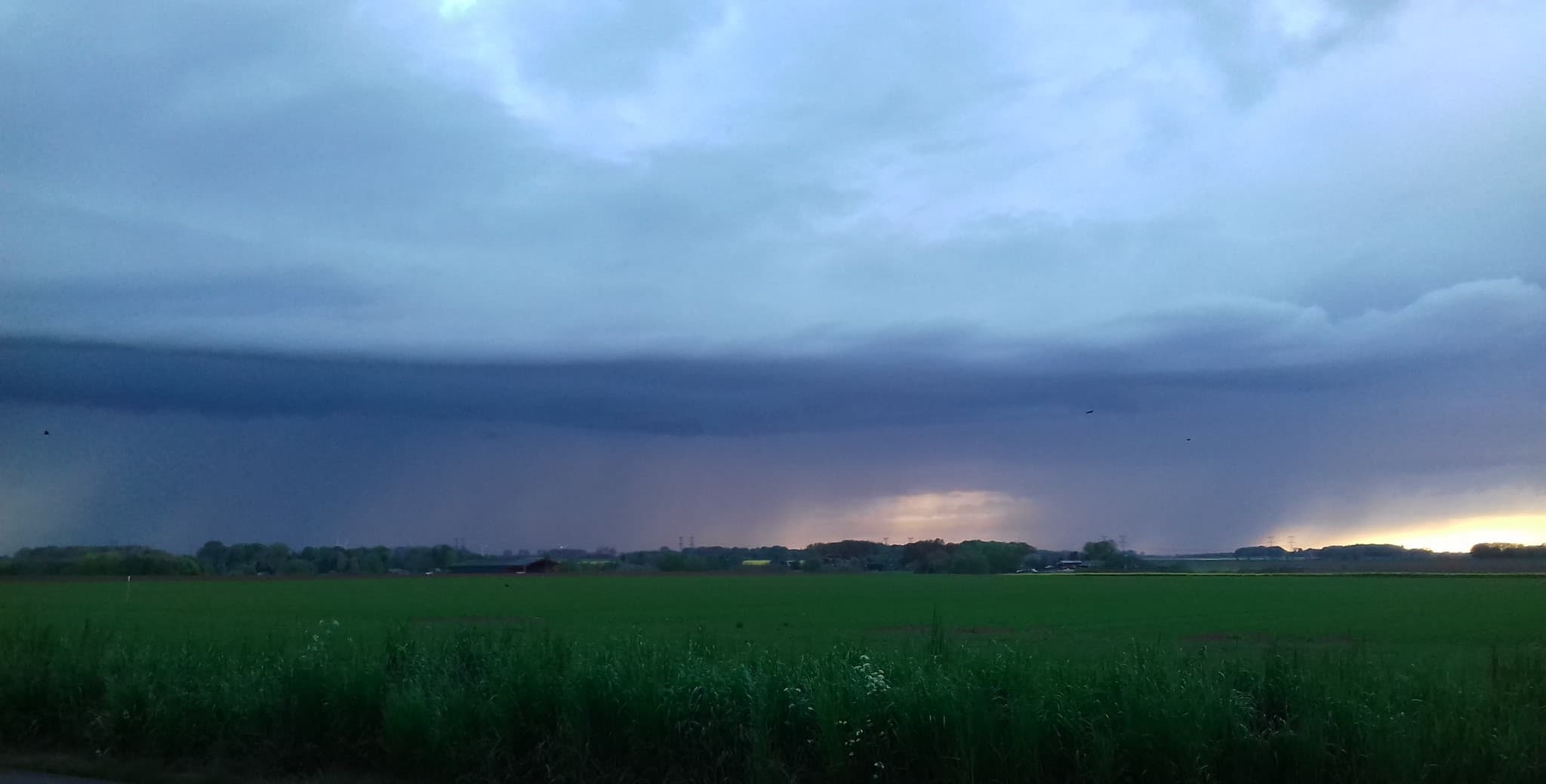 Averse orageuse en approche avec un petit arcus