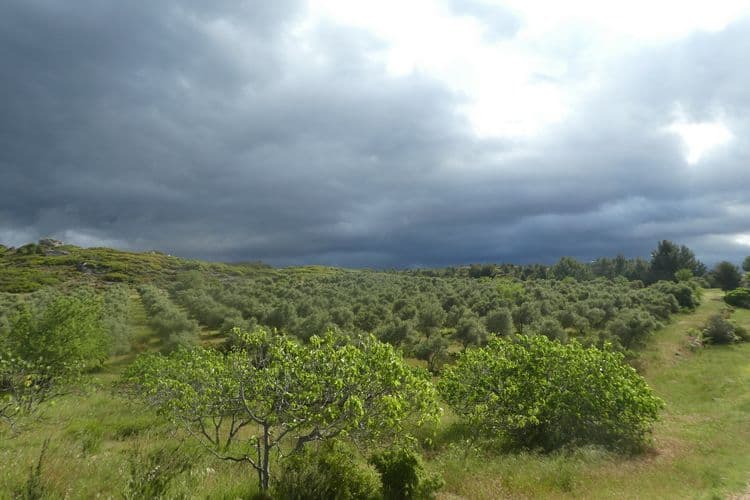 Plateau de la Fare-les-Oliviers sous les nuages