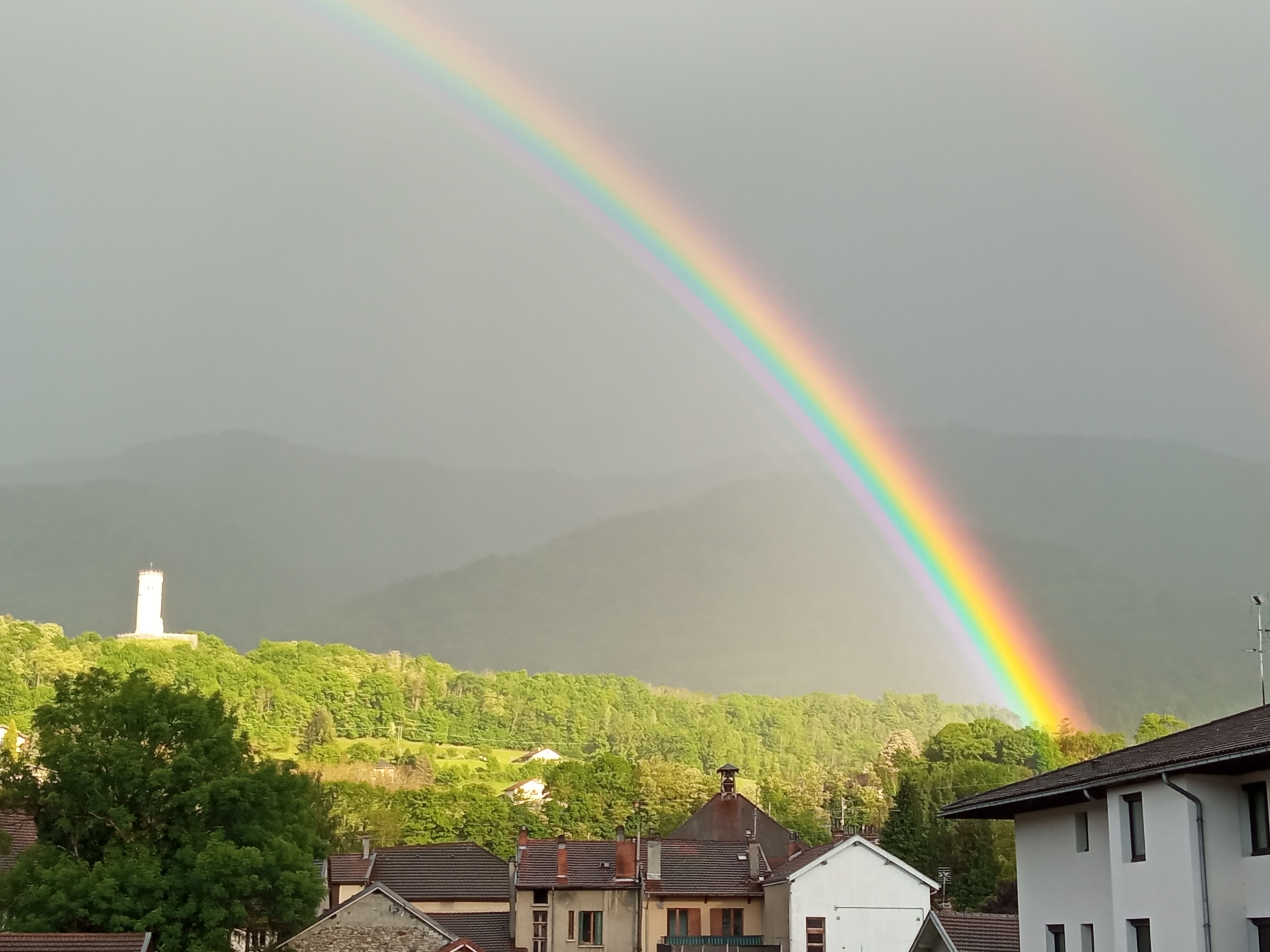 Arc en Ciel au-dessus de la tour d'Avallon