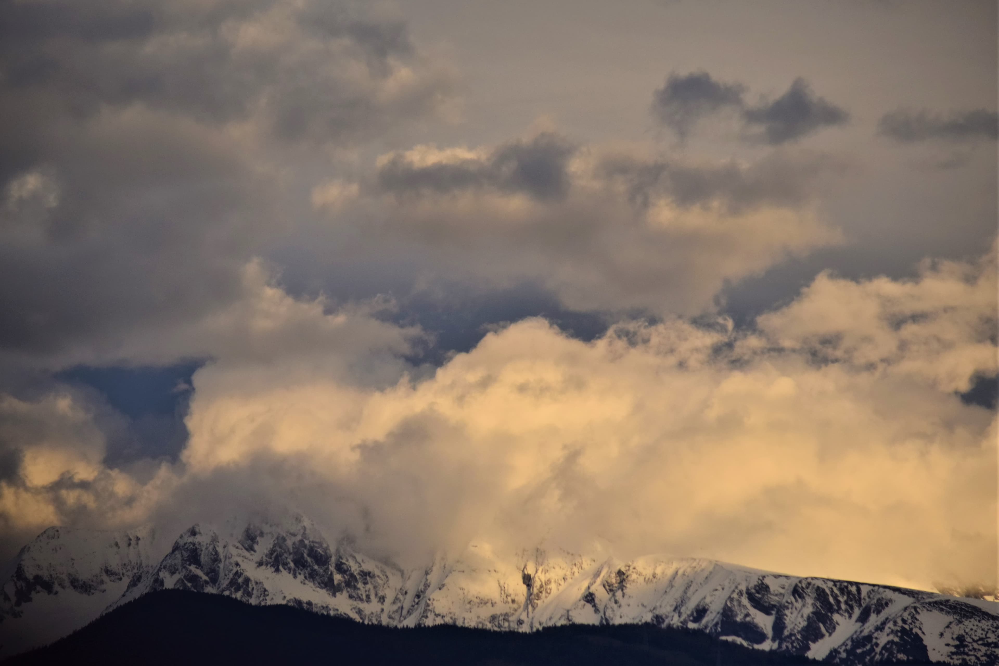 Premiers et derniers rayons de soleil sur le Taillefer