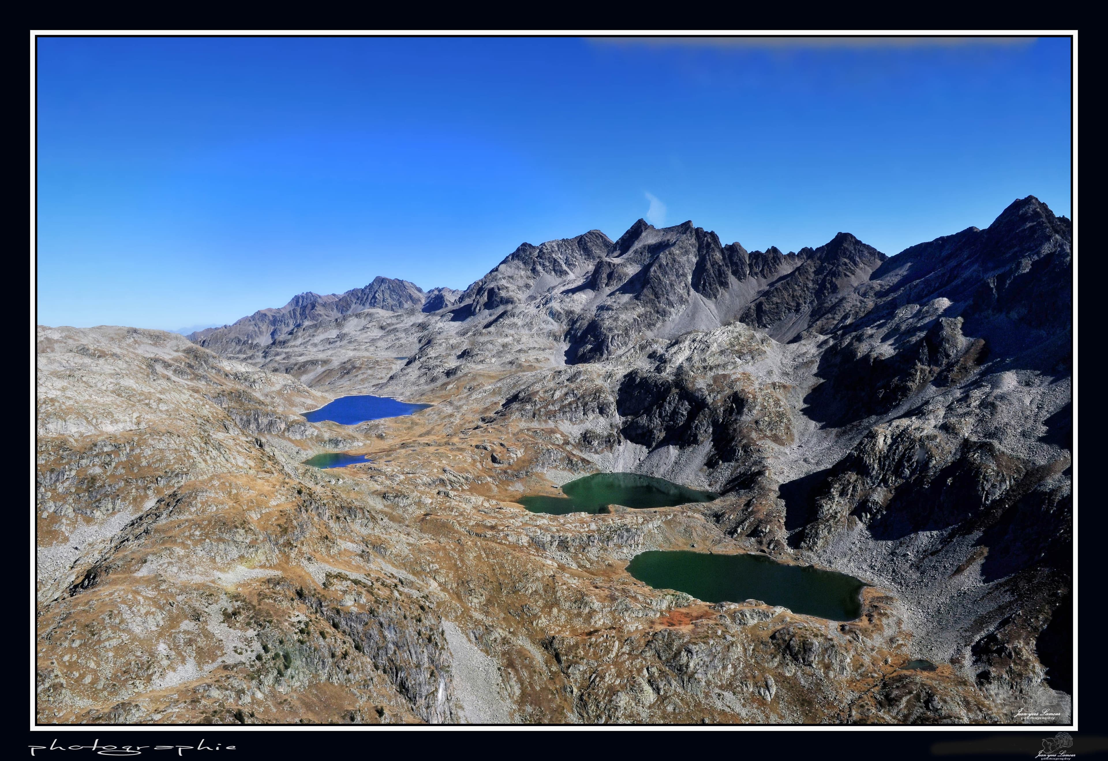 Ciel bleu azur sur les Alpes.(les massifs de Belledonne, Isère).
