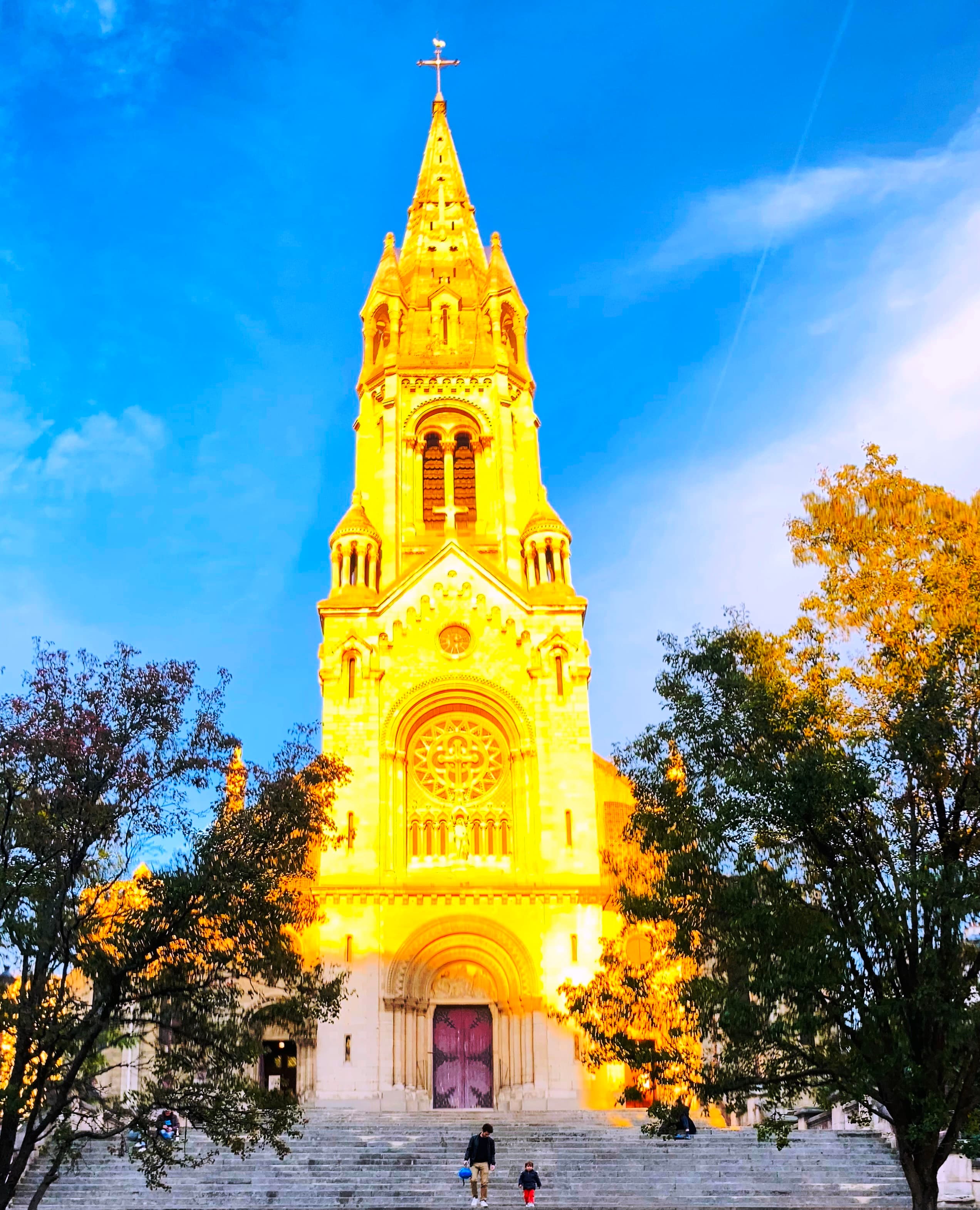 Couché de soleil magique sur l'église de Ménilmontant à Paris