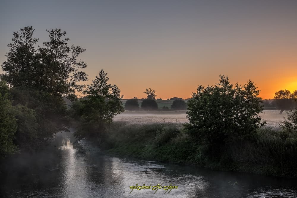 Brumeuse finesse près de la rivière