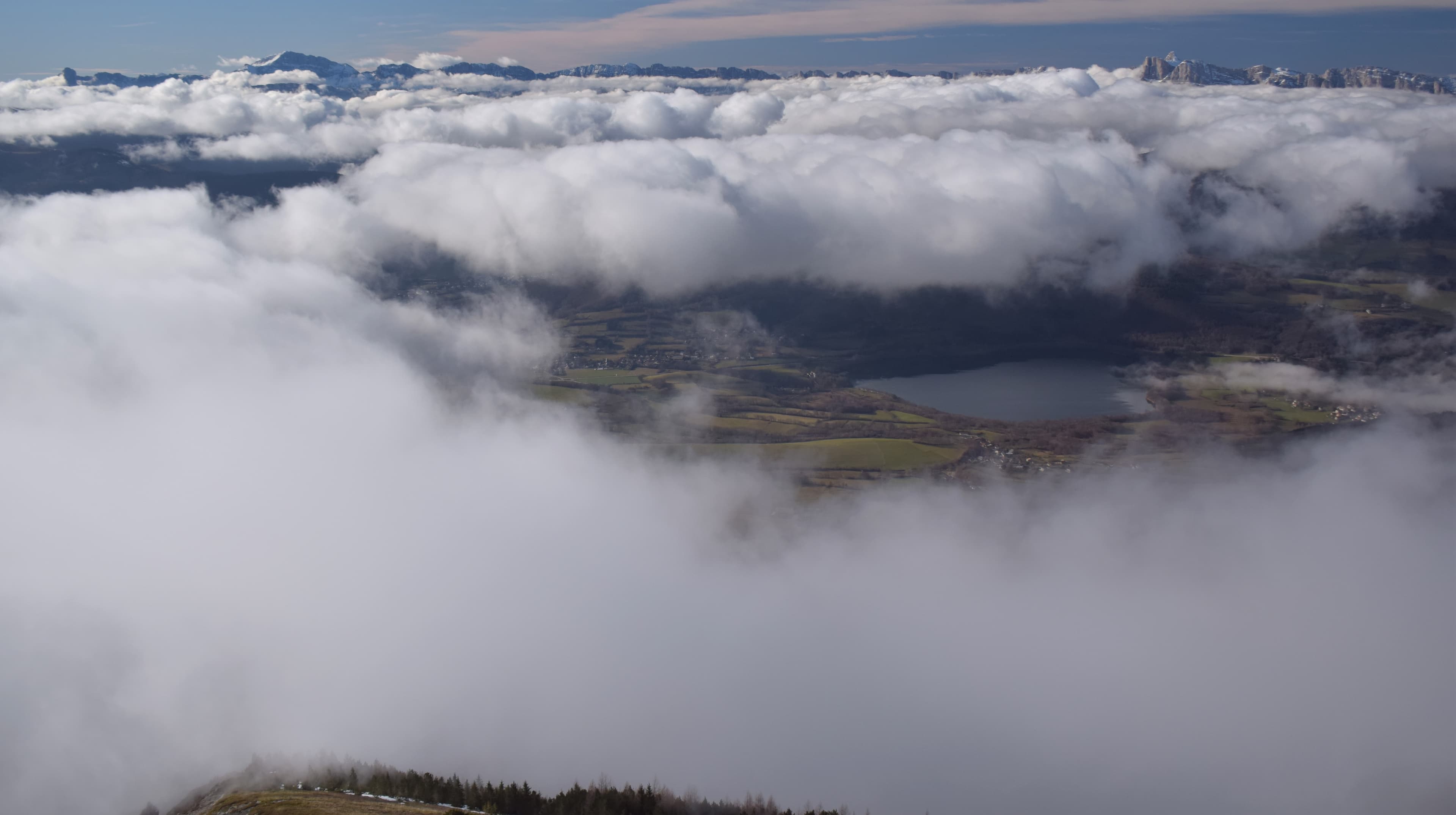 La mer de nuages se déchire sur le plateau matheysin