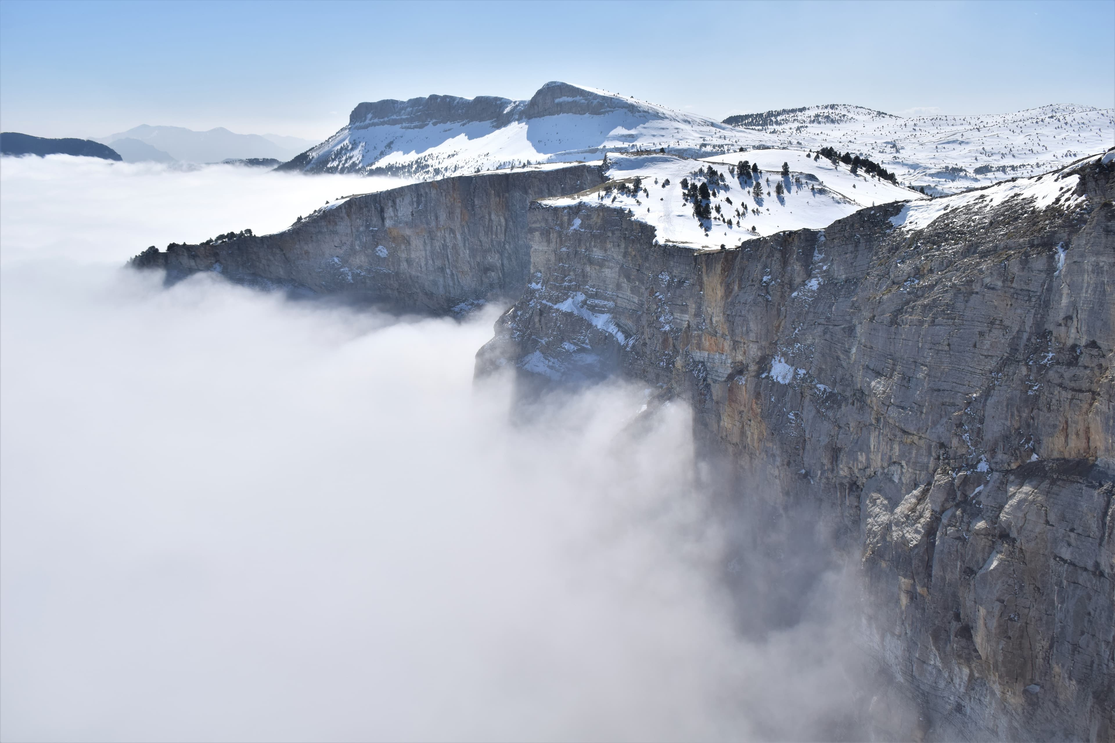 Les vagues éclatent sur les falaises du Vercors (niveau mer de nuages 1700 m)