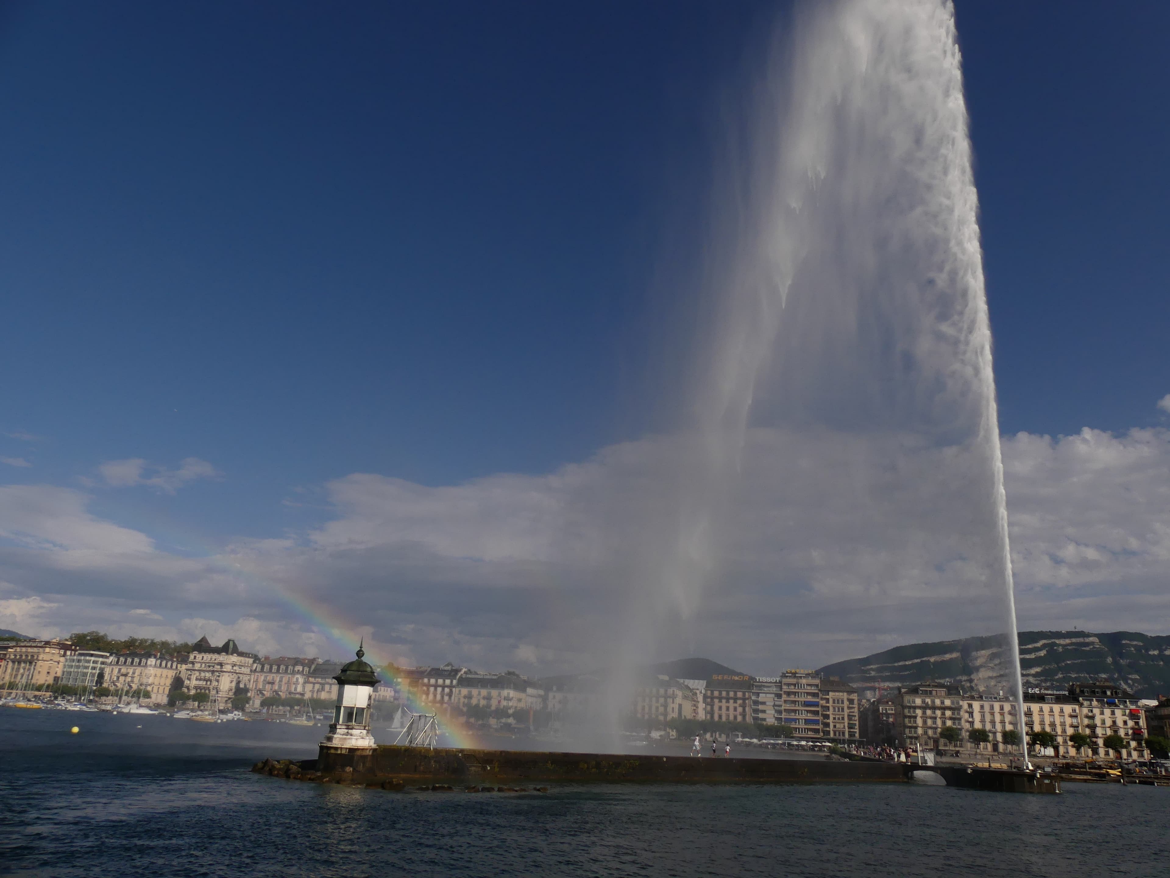 Reflets du soleil sur la rade magique de Genève