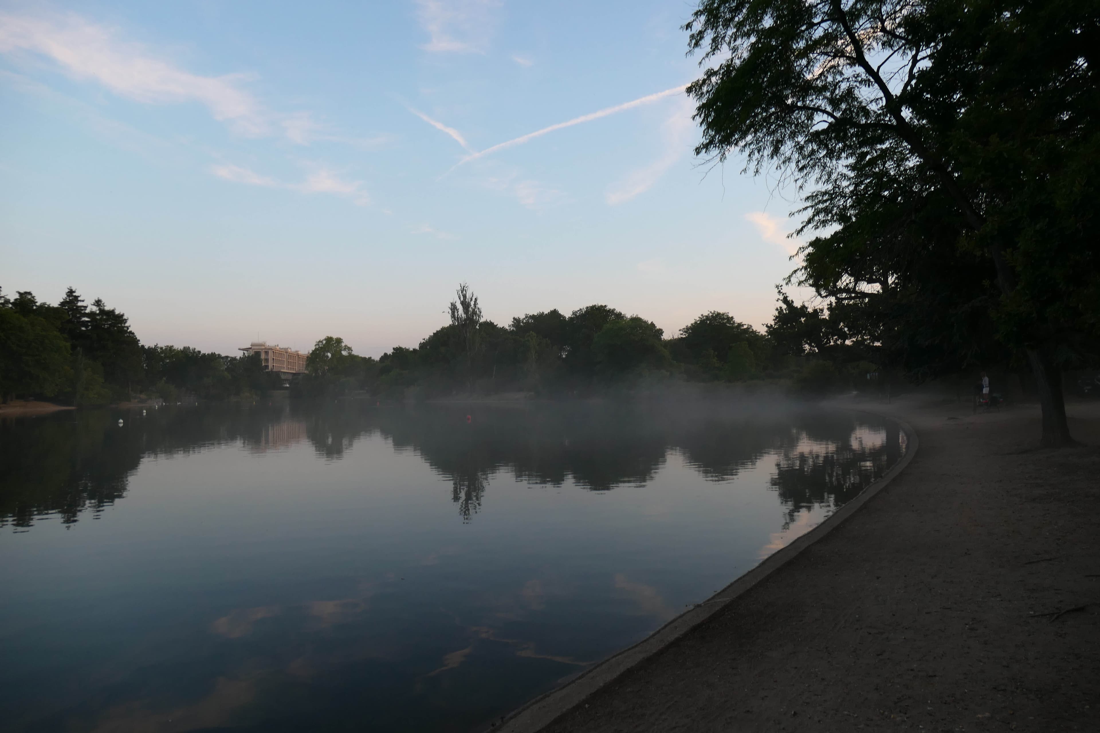 Brume inhabituelle lac supérieur bois de Boulogne