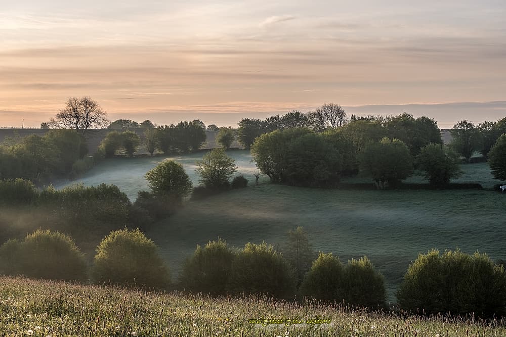 Bocage printanier et strates brumeuses