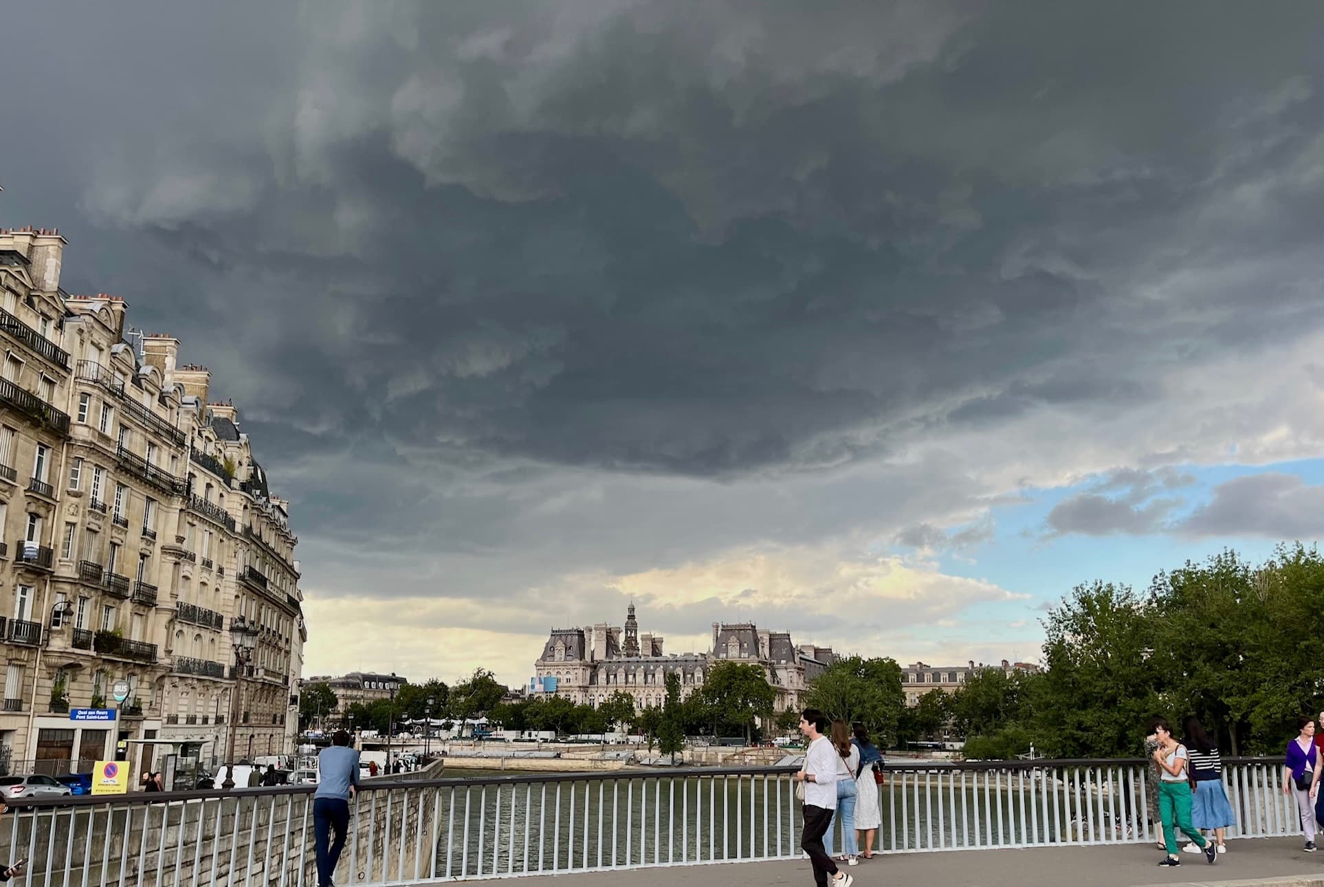 Ciel menaçant au-dessus de l’hôtel de ville de Paris