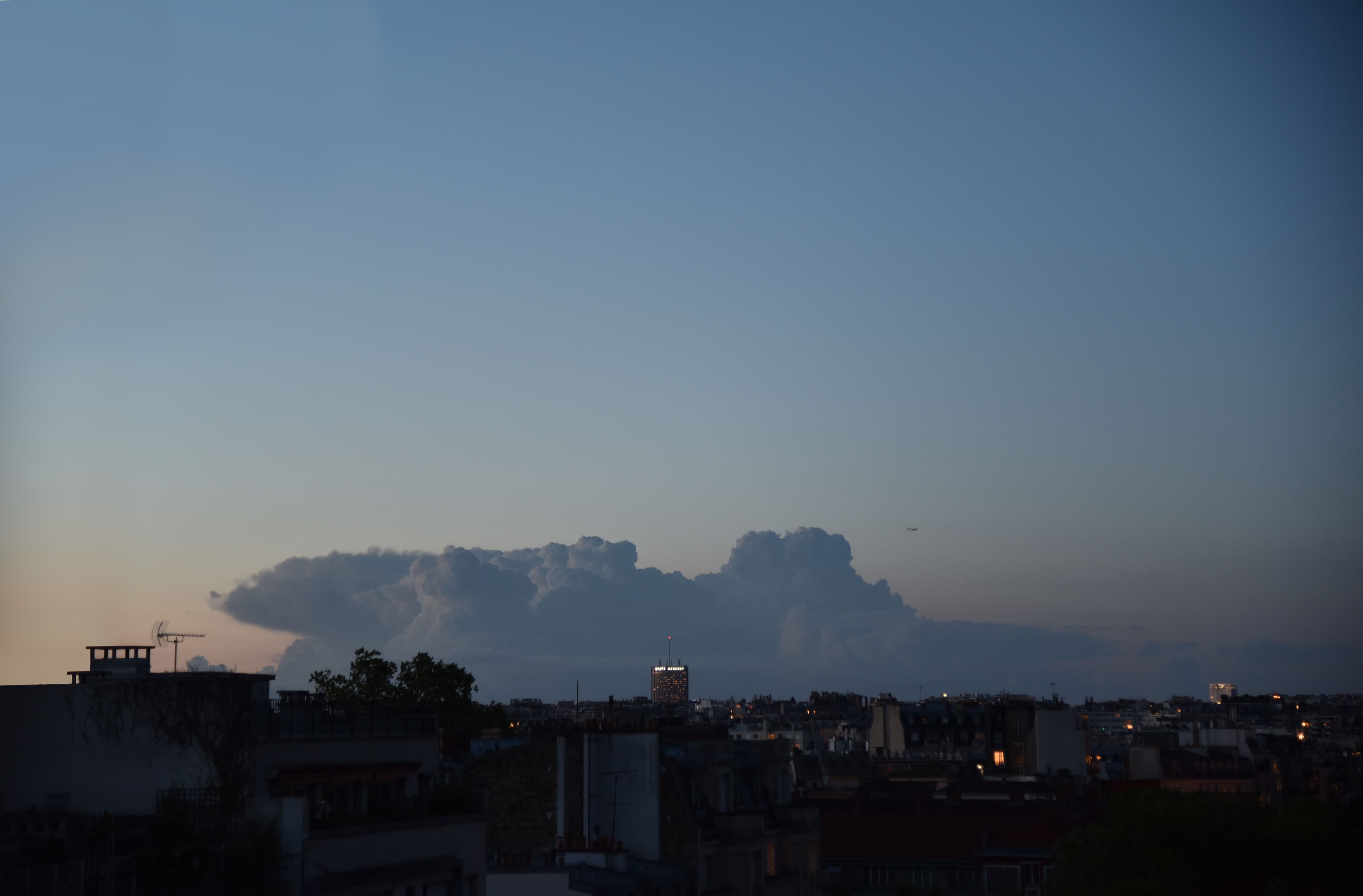 Bloc nuageux au crépuscule