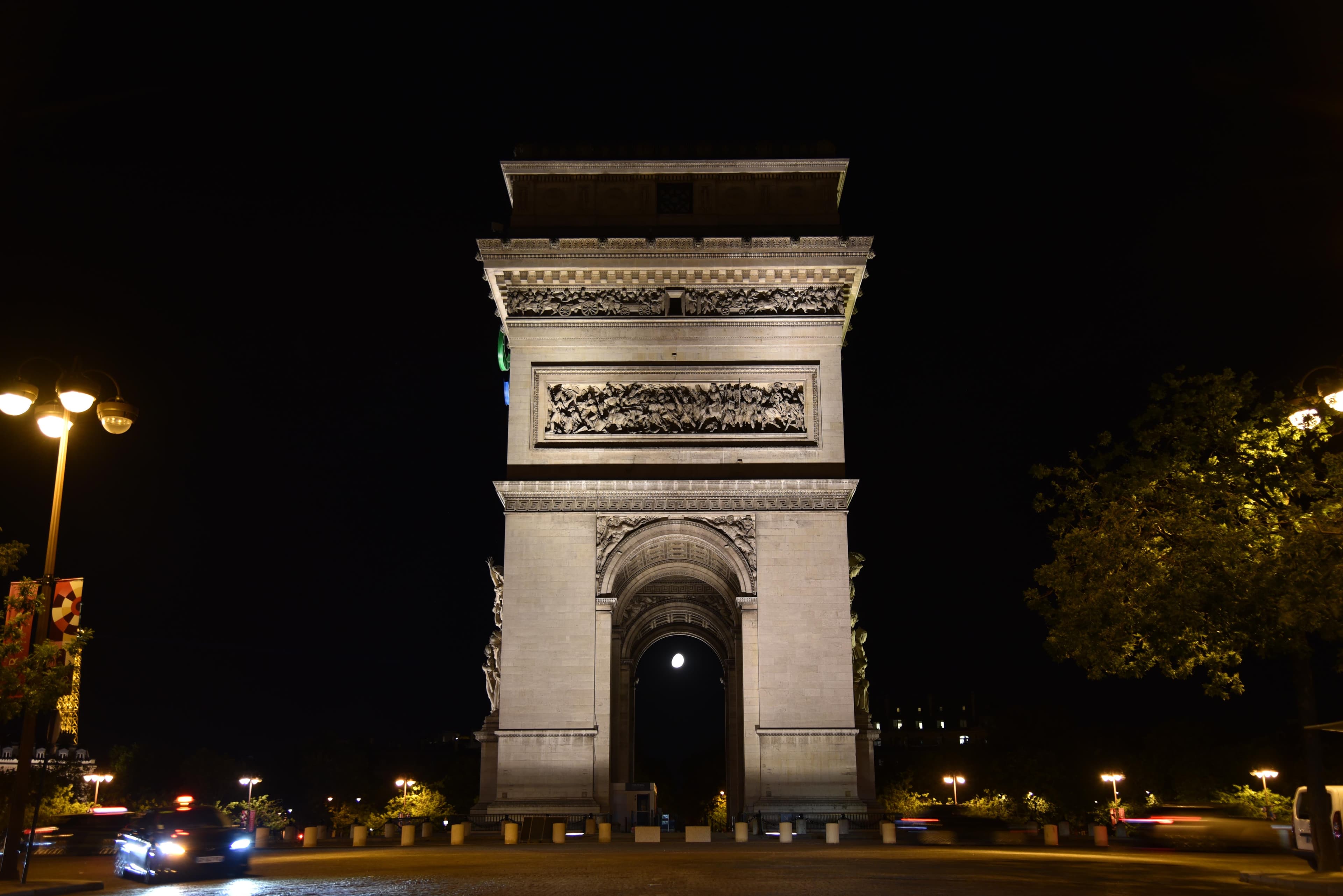 La Lune dans l'Arc de Triomphe
