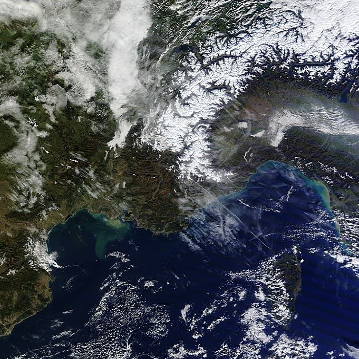 Image d'illustration pour Neige sur les Alpes - Eaux turbides du Rhône en Méditerranée