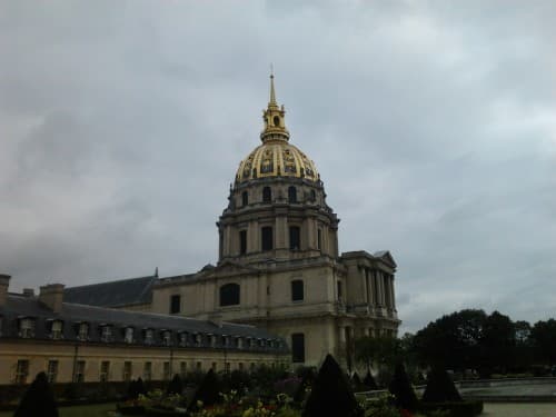 un ciel sombre recouvre la capitale