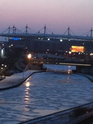 Canal gelé devant le stade de France