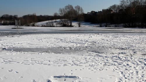 Etang gelé et enneigé