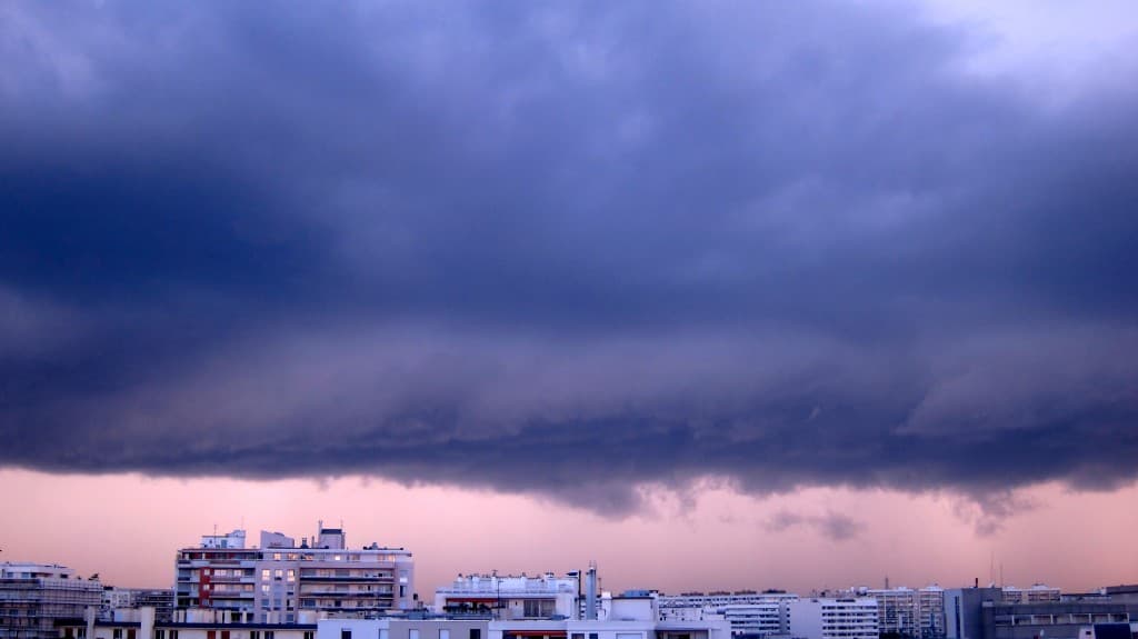 Gros orage traversant Paris