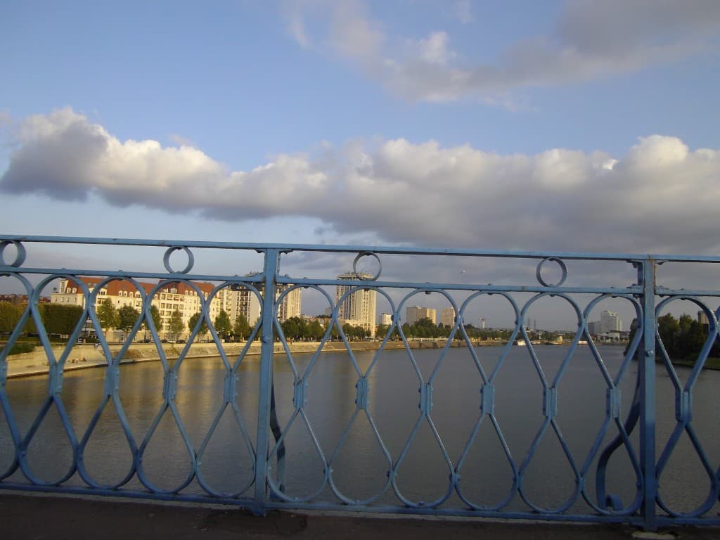 la Seine derrière la rambarde 
