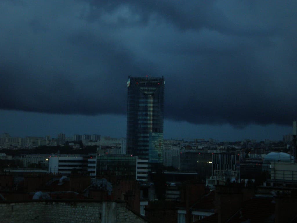 La tour Bouygues avant la pluie