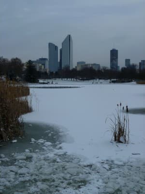 Lac gelé et enneigé