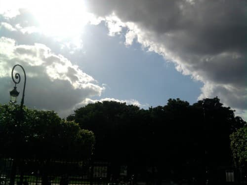 le ciel semble se déchirer