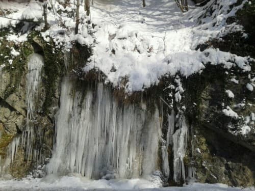 les sources qui coulent des rochers 