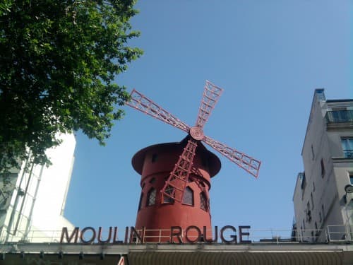 Moulin-Rouge sur fond bleu