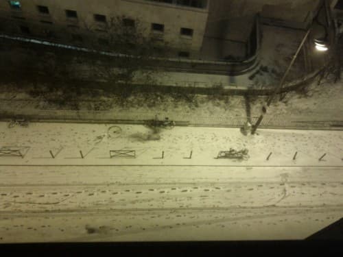 Neige tenant au sol
