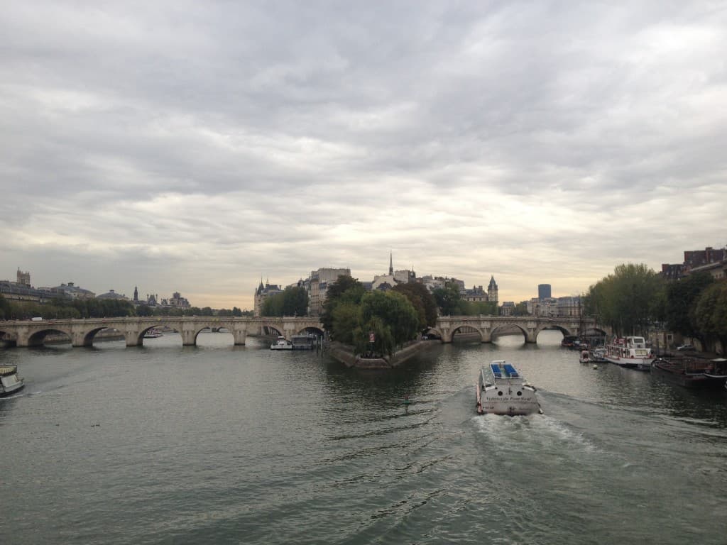 Paris carte postale avant la pluie 