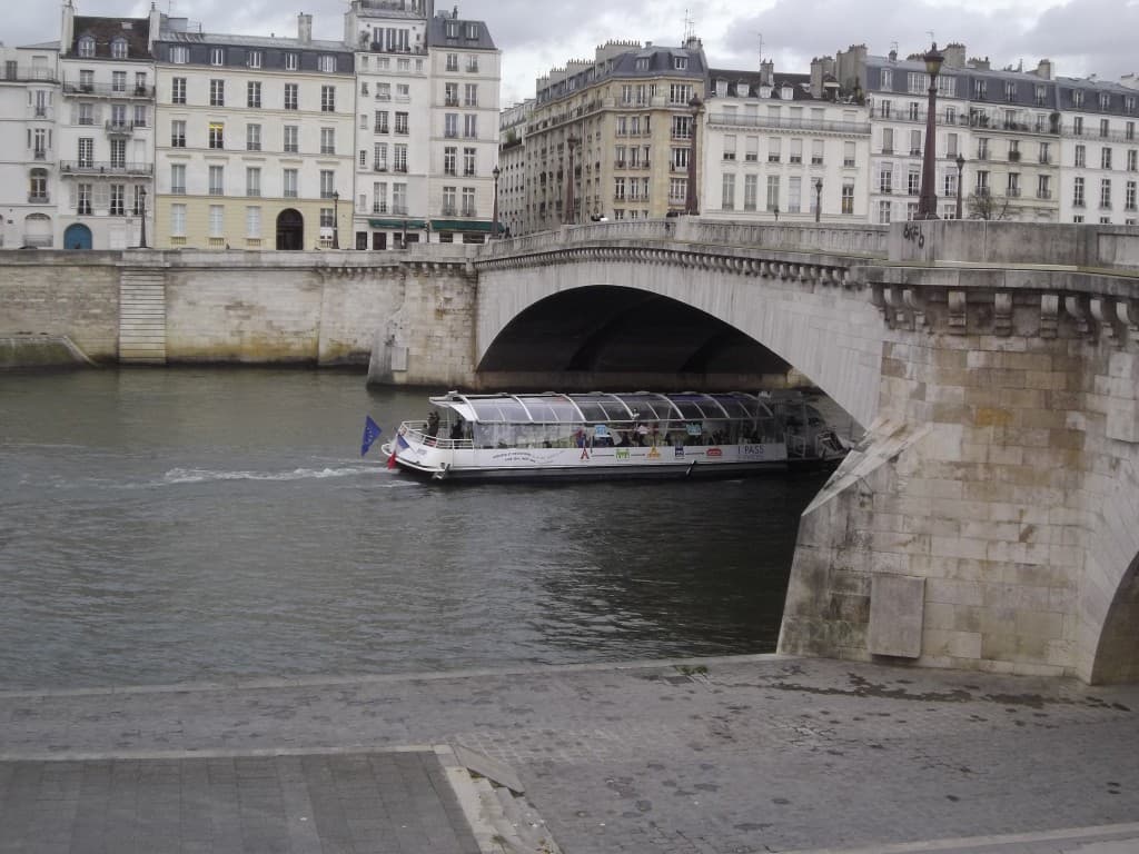  passe sous le pont de la Tournelle