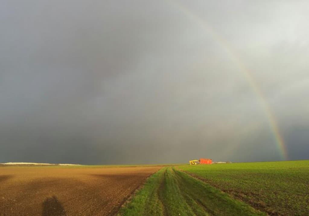 pluie, soleil et tracteur embourbé
