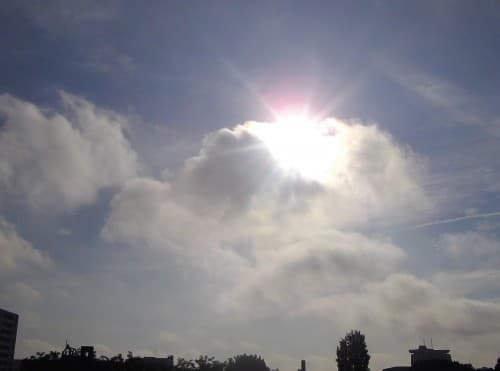 soleil argenté qui brille