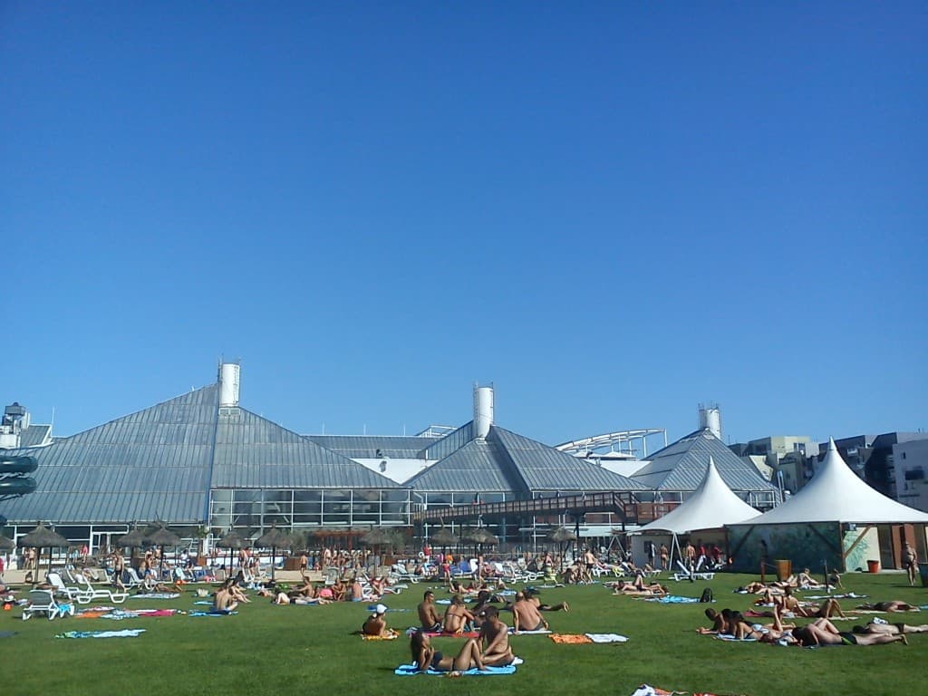 Sous le gazon, la plage !
