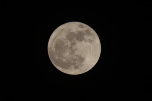 Une belle lune dans le ciel francilien!