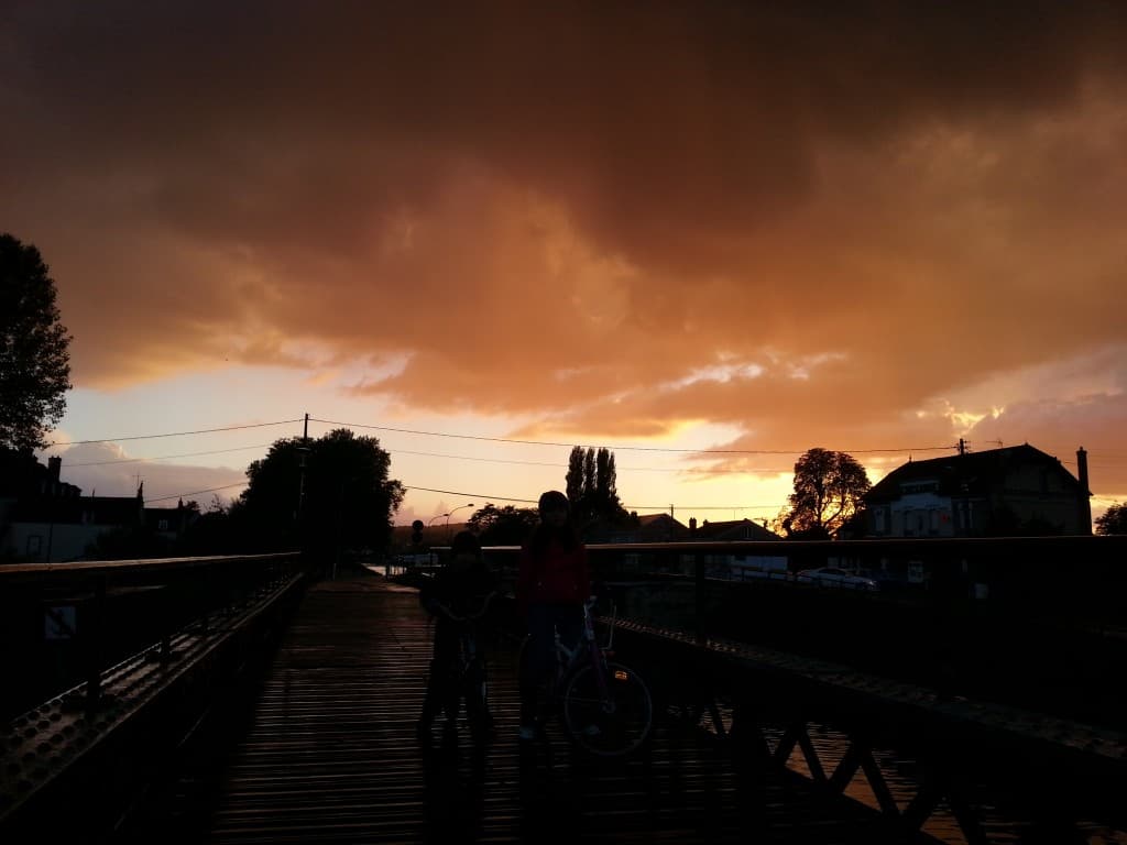 Averse de grêle au coucher du soleil