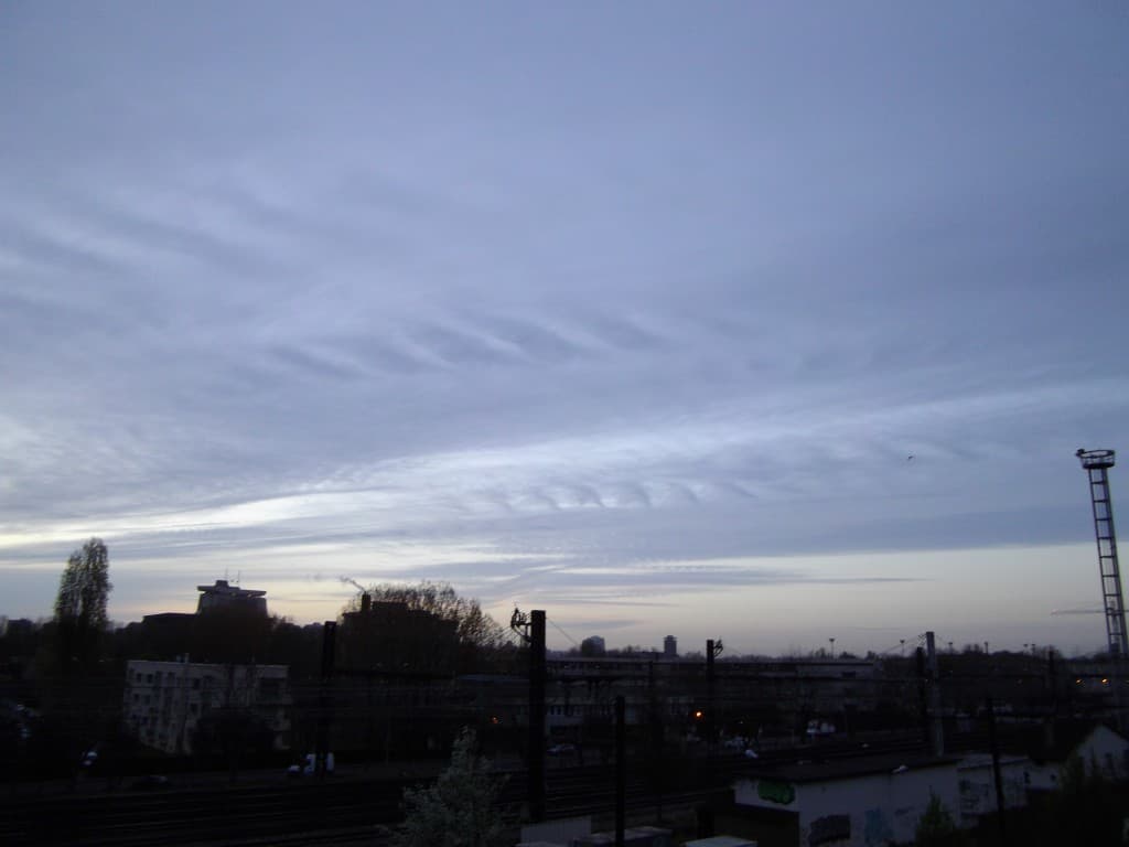 bizarres nuages au lever du jour