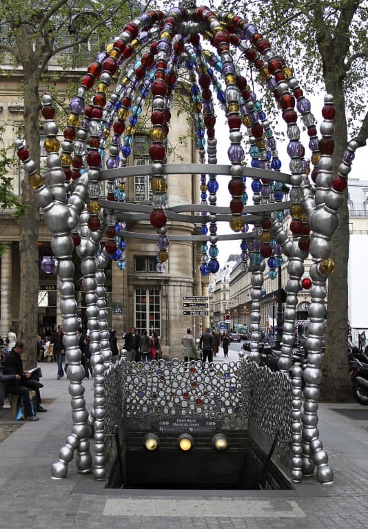 Boules de couleurs à l'entrée du métro