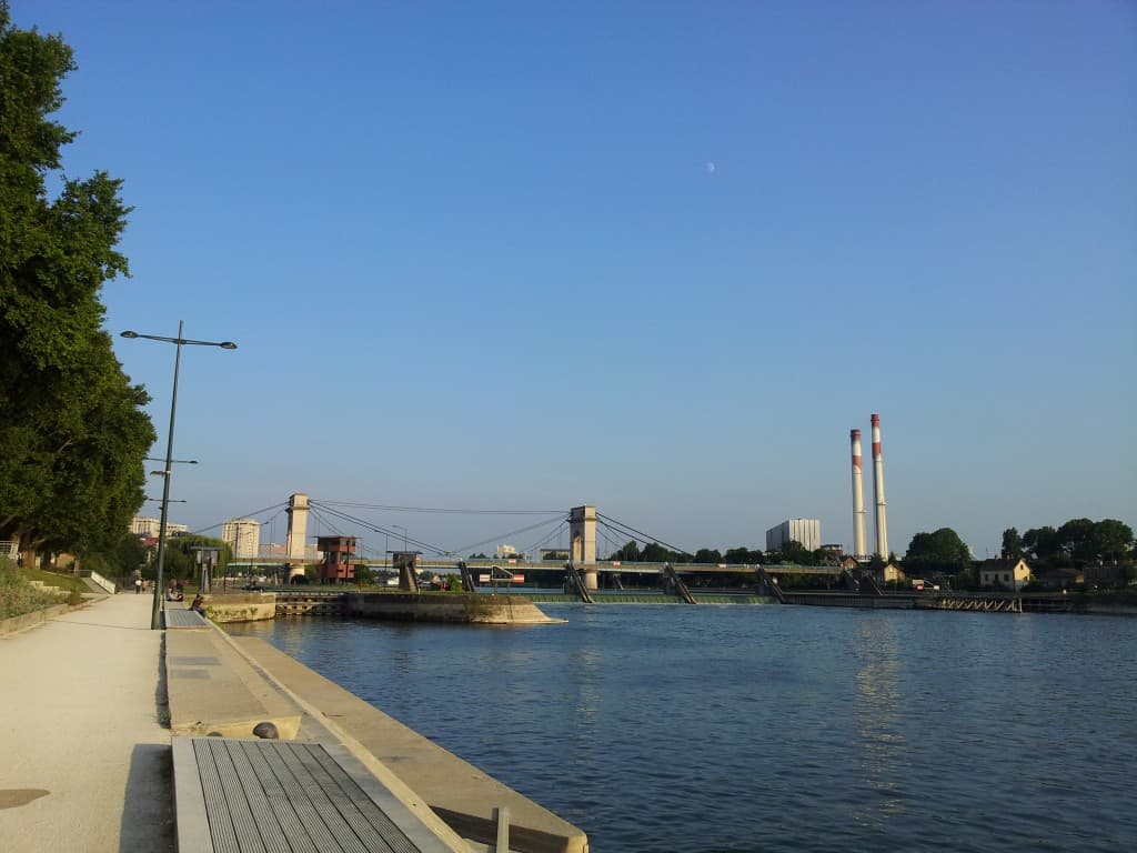 chaud, venté et un ciel bleu teinté