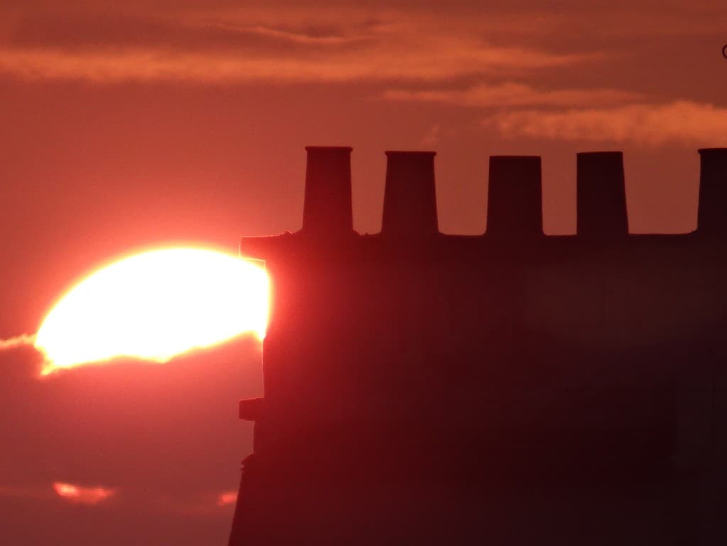 Cheminées au couche de soleil