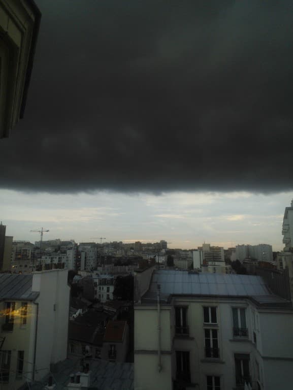 Ciel très menaçant.