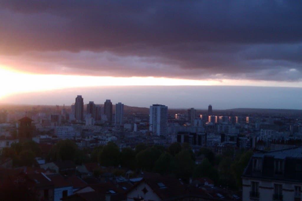 coucher de soleil sur les immeubles