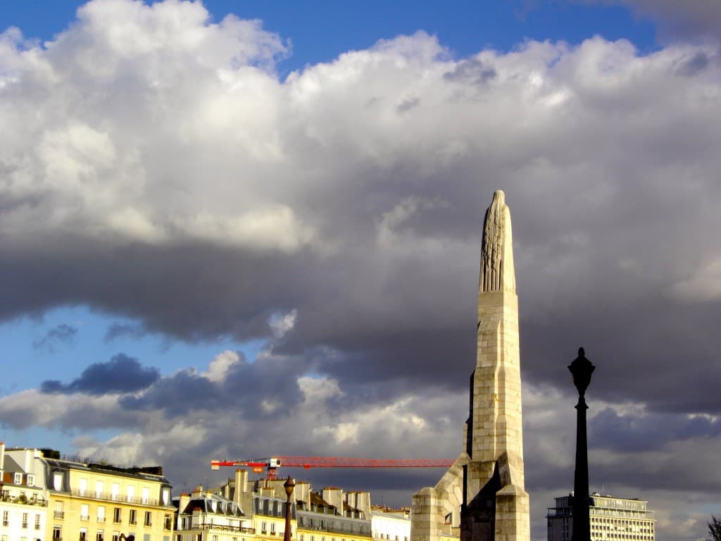 grue rouge , soleil et nuages gris