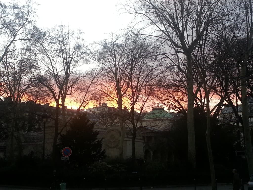Instant rosé sur le square Louis XVI 