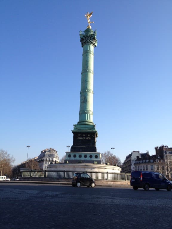 La Bastille sous le soleil matinal