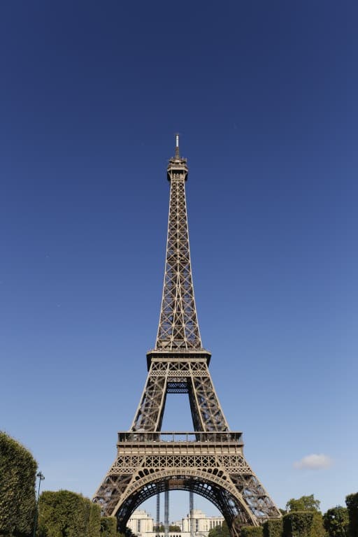 La Grande Dame sous un ciel bleu