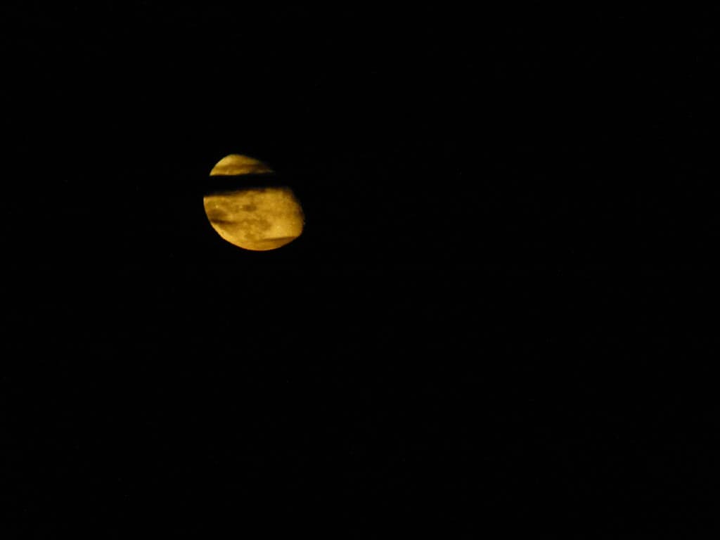 La lune a mis son écharpe de nuages